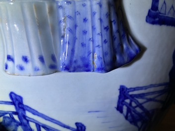 Une grande jardini&egrave;re en porcelaine de Chine en bleu et blanc &agrave; d&eacute;cor en relief, Kangxi